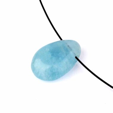 Aquamarin | Beryll Cabochon Anhänger seitlich gebohrt mit schwarzem Satinband Edelsteine Heilsteine bei Wunderstein24