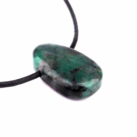 Smaragd Cabochon Anhänger seitlich gebohrt mit schwarzem Satinband Edelsteine Heilsteine bei Wunderstein24