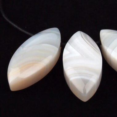 Achat weiß | Friedensachat Navette Anhänger seitlich gebohrt mit schwarzem Satinband Edelsteine Heilsteine bei Wunderstein24 Achat weiß | Friedensachat Navette Anhänger seitlich gebohrt mit schwarzem Satinband Edelsteine Heilsteine bei Wunderstein24