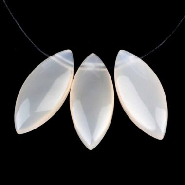 Achat weiß | Friedensachat Navette Anhänger seitlich gebohrt mit schwarzem Satinband Edelsteine Heilsteine bei Wunderstein24