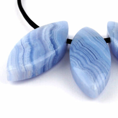 Chalcedon Navette Anhänger seitlich gebohrt mit schwarzem Satinband Edelsteine Heilsteine bei Wunderstein24 Chalcedon Navette Anhänger seitlich gebohrt mit schwarzem Satinband Edelsteine Heilsteine bei Wunderstein24