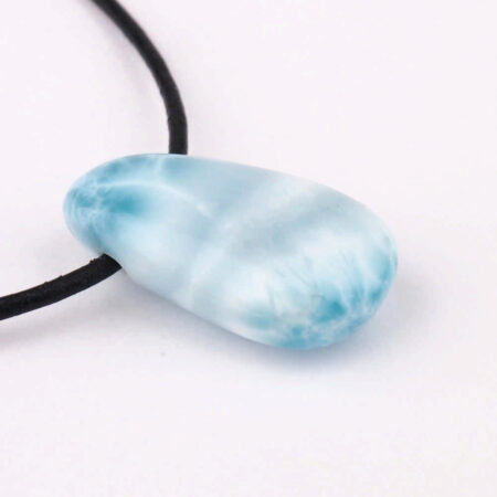 Larimar Cabochon Anhänger seitlich gebohrt mit schwarzem Satinband Edelsteine Heilsteine bei Wunderstein24