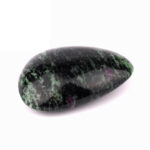 Zoisit und Rubin Handschmeichler aus Brasilien in bester Farbe und Qualität Edelsteine Heilsteine bei Wunderstein24
