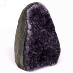 Amethyst Stufe mit poliertem Rand und Standfläche in Top Farbe und Qualität Edelsteine Heilsteine bei Wunderstein24