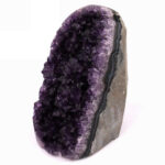 große Amethyst Stufe mit poliertem Rand und Standfläche in Top Farbe und Qualität Edelsteine Heilsteine bei Wunderstein24