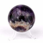 Amethyst Chevron Kugel aus Brasilien Ø 55 mm in sehr guter Farbe Edelsteine Heilsteine bei Wunderstein24