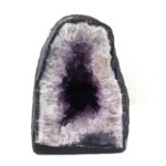 XXL Amethyst Druse AA-Qualität Höhe 255 mm / 10150 g Geode Stufe Standfläche Edelsteine Heilsteine bei Wunderstein24