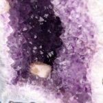 XXL Amethyst Druse AA-Qualität Höhe 389 mm / 21690 g Geode Stufe Standfläche Edelsteine Heilsteine bei Wunderstein24