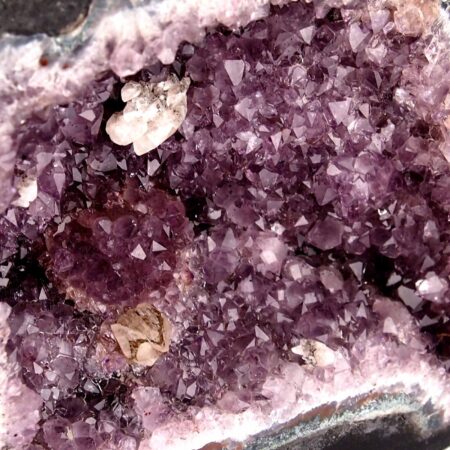 XXL Amethyst Druse AA – Qualität Ø 257 mm / 13690 g Geode Stufe Standfläche Edelsteine Heilsteine bei Wunderstein24