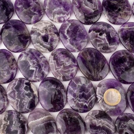 Amethyst Chevron Handschmeichler | Massagestein Ø 42 – 50 mm Edelsteine Heilsteine bei Wunderstein24