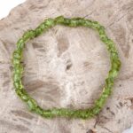 Olivin | Peridot Ø 5 x 6 mm Nugget Edelstein Armband flexibel und dehnbar Edelsteine Heilsteine bei Wunderstein24