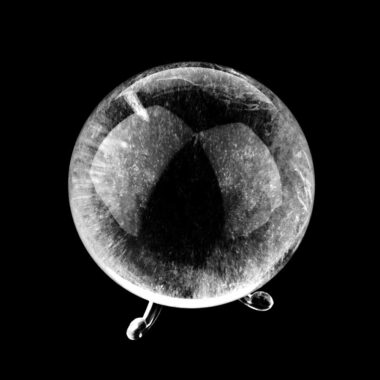 große Bergkristall Kugel Ø 82 mm transparent und glasklar aus Brasilien Edelsteine Heilsteine bei Wunderstein24