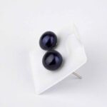 Perle blauschwarz | Süßwasser Ø ca. 8 mm Kugel Ohrstecker Paar versilbert Edelsteine Heilsteine bei Wunderstein24