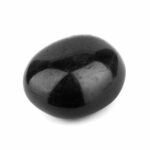 Turmalin | Schörl Handschmeichler | Massagesteinstein schwarz Ø 51 mm Edelsteine Heilsteine bei Wunderstein24