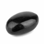 Turmalin | Schörl Handschmeichler | Massagesteinstein schwarz Ø 53 mm Edelsteine Heilsteine bei Wunderstein24