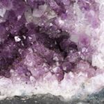 XXL Amethyst Druse AA-Qualität Höhe 390 mm / 19030 g Geode Stufe Standfläche Edelsteine Heilsteine bei Wunderstein24