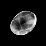 Bergkristall Handschmeichler Ø 54 mm transparent und glasklar Edelsteine Heilsteine bei Wunderstein24