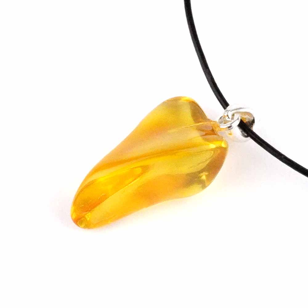 Bernstein Anhänger mit 925 Sterling-Silber Öse in bester Qualität Edelsteine Heilsteine bei Wunderstein24 Bernstein Anhänger mit 925 Sterling-Silber Öse in bester Qualität Edelsteine Heilsteine bei Wunderstein24