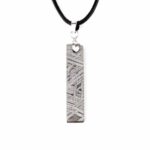 Meteorit Aletai Anhänger mit 925 Sterling-Silber Öse und schwarzem Satinband Edelsteine Heilsteine bei Wunderstein24