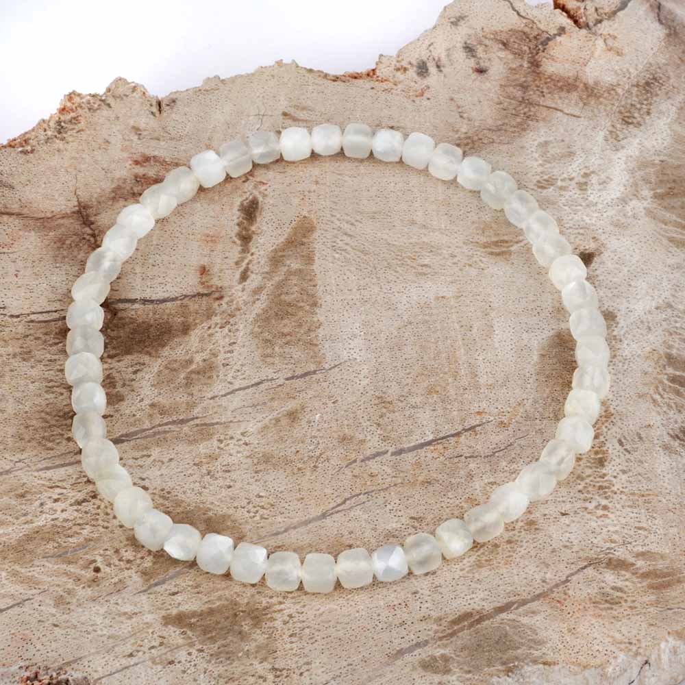 Mondstein weiß facettiertes Ø 4,2 mm Perlen Armband flexibel und dehnbar Edelsteine Heilsteine bei Wunderstein24 Mondstein weiß facettiertes Ø 4,2 mm Perlen Armband flexibel und dehnbar Edelsteine Heilsteine bei Wunderstein24