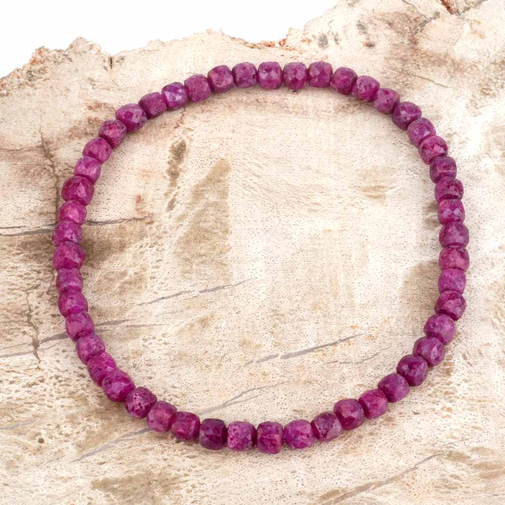 Rubin facettiertes Ø 4,5 mm Perlen Edelstein Armband flexibel und dehnbar Edelsteine Heilsteine bei Wunderstein24 Rubin facettiertes Ø 4,5 mm Perlen Edelstein Armband flexibel und dehnbar Edelsteine Heilsteine bei Wunderstein24