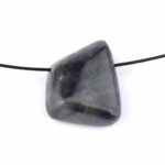 Saphir Naturform Anhänger seitlich gebohrt mit schwarzem Satinband Edelsteine Heilsteine bei Wunderstein24