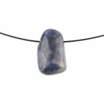 Saphir Naturform Anhänger seitlich gebohrt mit schwarzem Satinband Edelsteine Heilsteine bei Wunderstein24