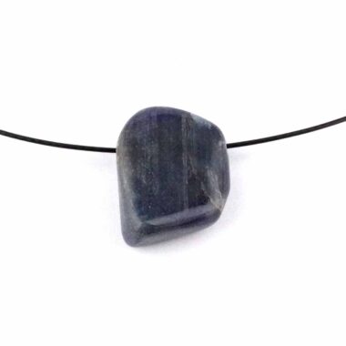 Saphir Naturform Anhänger seitlich gebohrt mit schwarzem Satinband Edelsteine Heilsteine bei Wunderstein24