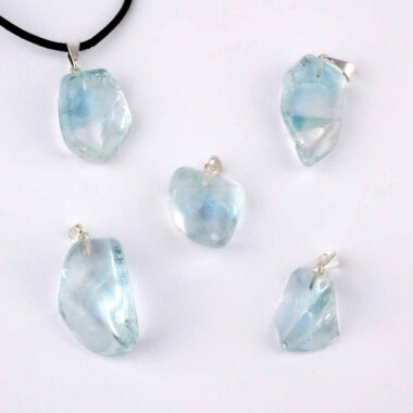 Topas blau Anhänger Natur mit silberner Öse aus Brasilien Edelsteine Heilsteine bei Wunderstein24 Topas blau Anhänger Natur mit silberner Öse aus Brasilien Edelsteine Heilsteine bei Wunderstein24