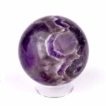 Amethyst Kugel Ø 56 mm aus Brasilien mit wunderschöner Maserung Edelsteine Heilsteine bei Wunderstein24