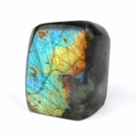 Labradorit Freiform Höhe 65 mm poliert in einzigartiger Qualität und Farbe Edelsteine Heilsteine bei Wunderstein24