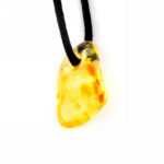 großer Bernstein Anhänger Natur poliert gebohrt mit schwarzem Satinband Edelsteine Heilsteine bei Wunderstein24