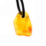 großer Bernstein Anhänger Natur poliert gebohrt mit schwarzem Satinband Edelsteine Heilsteine bei Wunderstein24