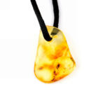 großer Bernstein Anhänger Natur poliert gebohrt mit schwarzem Satinband Edelsteine Heilsteine bei Wunderstein24