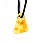 großer Bernstein Anhänger Natur poliert gebohrt mit schwarzem Satinband Edelsteine Heilsteine bei Wunderstein24