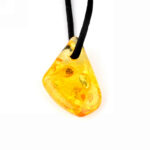 großer Bernstein Anhänger Natur poliert gebohrt mit schwarzem Satinband Edelsteine Heilsteine bei Wunderstein24