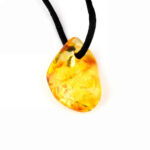 großer Bernstein Anhänger Natur poliert gebohrt mit schwarzem Satinband Edelsteine Heilsteine bei Wunderstein24