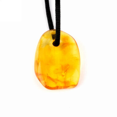 großer Bernstein Anhänger Natur poliert gebohrt mit schwarzem Satinband Edelsteine Heilsteine bei Wunderstein24
