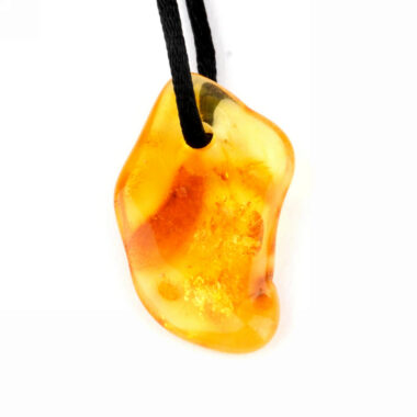 großer Bernstein Anhänger Natur poliert gebohrt mit schwarzem Satinband Edelsteine Heilsteine bei Wunderstein24