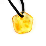 großer Bernstein Anhänger Natur poliert gebohrt mit schwarzem Satinband Edelsteine Heilsteine bei Wunderstein24