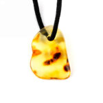 großer Bernstein Anhänger Natur poliert gebohrt mit schwarzem Satinband Edelsteine Heilsteine bei Wunderstein24