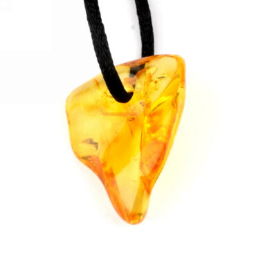 großer Bernstein Anhänger Natur poliert gebohrt mit schwarzem Satinband Edelsteine Heilsteine bei Wunderstein24