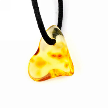 großer Bernstein Anhänger Natur poliert gebohrt mit schwarzem Satinband Edelsteine Heilsteine bei Wunderstein24