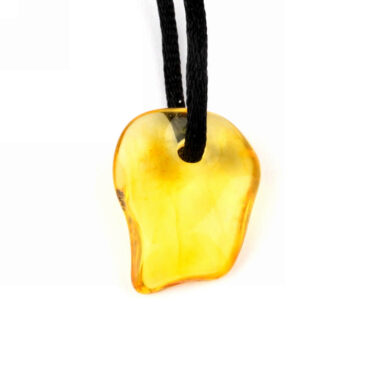 großer Bernstein Anhänger Natur poliert gebohrt mit schwarzem Satinband Edelsteine Heilsteine bei Wunderstein24