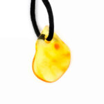 großer Bernstein Anhänger Natur poliert gebohrt mit schwarzem Satinband Edelsteine Heilsteine bei Wunderstein24