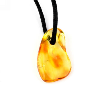 großer Bernstein Anhänger Natur poliert gebohrt mit schwarzem Satinband Edelsteine Heilsteine bei Wunderstein24