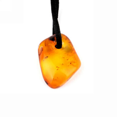 großer Bernstein Anhänger Natur poliert gebohrt mit schwarzem Satinband Edelsteine Heilsteine bei Wunderstein24