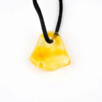 großer Bernstein Anhänger Natur poliert gebohrt mit schwarzem Satinband Edelsteine Heilsteine bei Wunderstein24