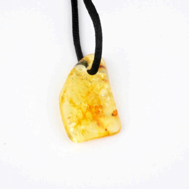 großer Bernstein Anhänger Natur poliert gebohrt mit schwarzem Satinband Edelsteine Heilsteine bei Wunderstein24