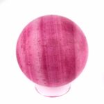 große Rubin Kugel Ø 61 mm in wunderschöner Farbe und Maserung Edelsteine Heilsteine bei Wunderstein24